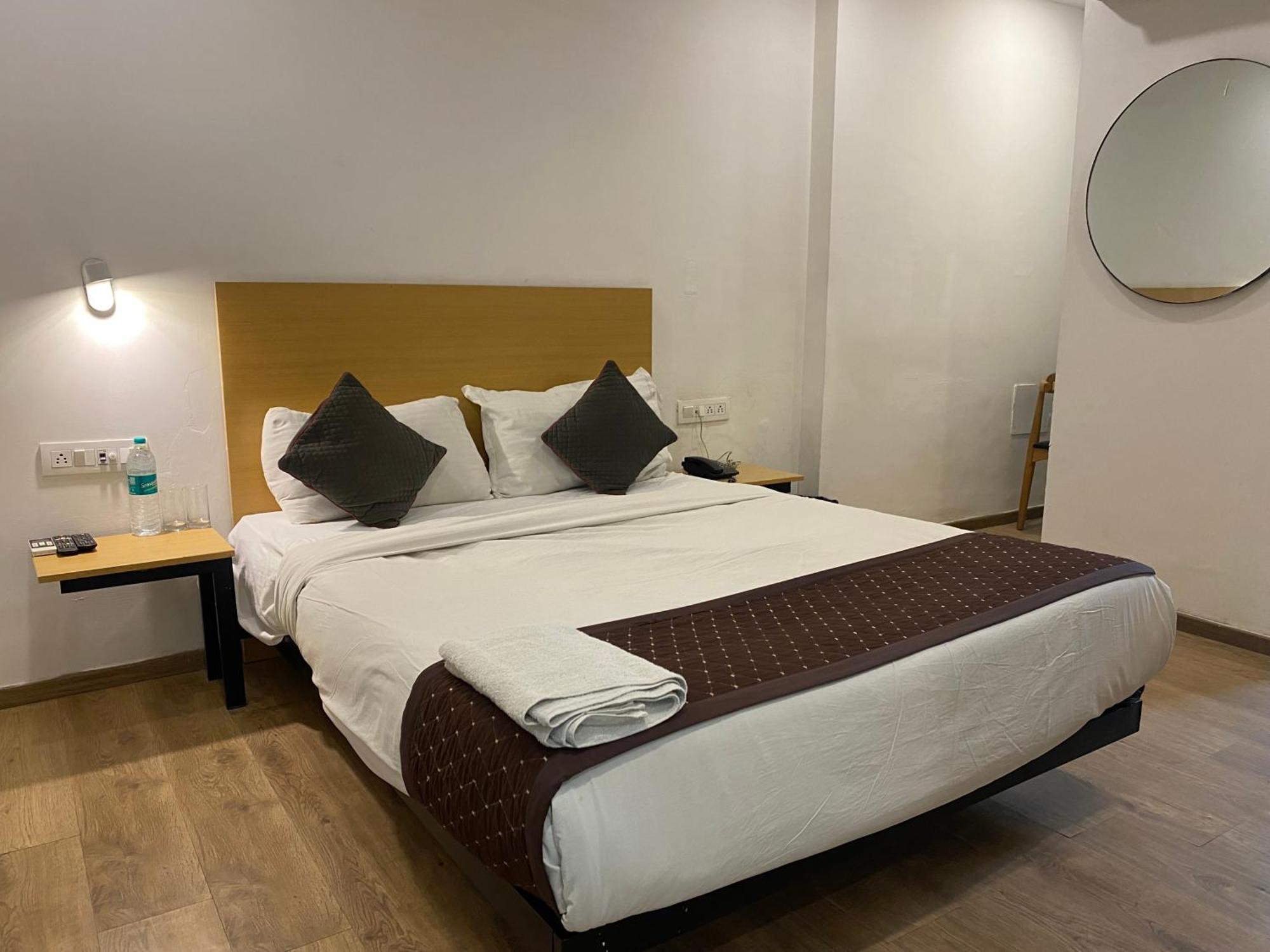 Qotel Hotel Ip Residency East Delhi Preet Vihar 뉴델리 외부 사진